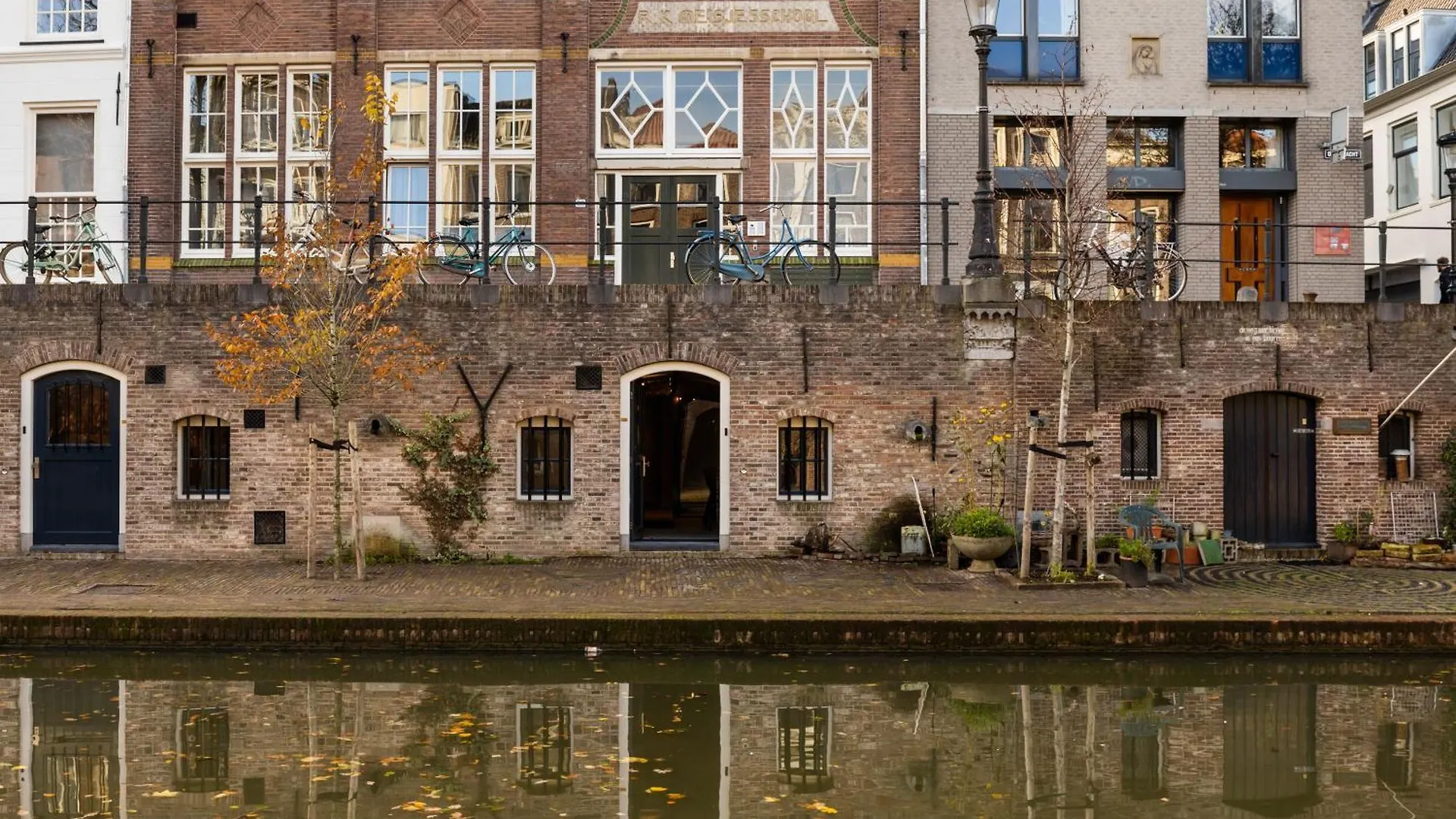 2 Luxurious Canal Apartments In Utrecht