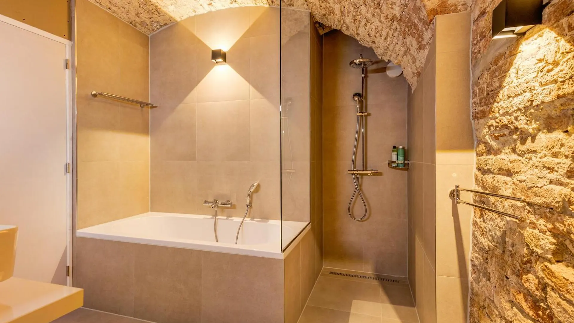2 Luxurious Canal Apartments In Utrecht